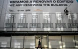 Un homme passe devant un immeuble en rénovation de la place du Rossio, à Lisbonne, le 19 avril 2018