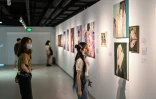 Des visiteurs à l'exposition anti-"body shaming" au musée Himalaya de Shanghai, le 14 mai 2021