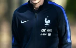 L'attaquant des Bleus Antoine Griezmann arrive pour participer à une conférence de presse à Clairefontaine, le 22 mars 2016 