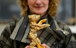 La directrice de la Berlinale, Tricia Tuttle, pose avec un Ours d'or à Berlin, le 15 janvier 2026
