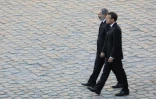 Le président Emmanuel Macron et le Premier ministre arménien Niko Pachinian, lors de l'hommage national au chanteur Charles Aznavour, le 5 octobre 2018 aux Invalides, à Paris