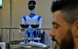 Un robot sert des clients dans le restaurant White Fox, Ă Mossoul, en Irak, le 17 novembre 2021