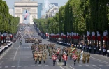 Des membres des forces armées de pays européens défilent sur les Champs-Elysées à Paris le 14 juillet 2022