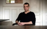 Piotr Pavlensky lors d'une conférence de presse dans le bureau de son avocat Juan Branco à Paris le 14 février 2020
