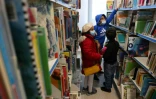 Des enfants choisissent des livres dans les rayonnages d'une des librairies publiques de Beyrouth, le 11 février 2022 au Liba