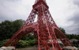 La réplique à l'échelle 1/10e de la tour Eiffel, haute de 31 mètres, à Sainte-Croix-aux-Mines, le 26 août 2025 dans le Haut-Rhin