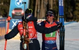 Julia Simon et Quentin Fillon Maillet célèbre leur titre dans le relais mixte simple des Championnats du monde de biathlon à Lenzerheide, en Suisse, le 20 février 2025