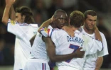 Le milieu français Patrick Vieira (2e g) tient Didier Deschamps dans ses bras lors de la demi finale de l'Euro contre le Portugal à Bruges le 25 juin 2000