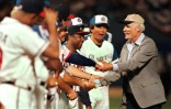 Le propriétaire des Braves d'Atlanta, Ted Turner (d), salue d'anciens joueurs des Braves lors d'une cérémonie pour commémorer le dernier match à domicile de la saison régulière au Fulton County Stadium d'Atlanta, en Géorgie, le 23 septembre 2001