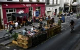 Des consommateurs sur une terrasse éphémère de bar à Paris, le 23 juillet 2020