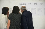 Des professeurs consultent les résultats du baccalauréat dans le hall du lycée Claude-Bernard, le 8 juillet 2024 à Paris