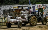 Un paysan conduit son tracteur dans le village colombien de Chengue, le 29 août 2019