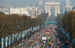 Des coureurs sur les Champs-Elysées lors du 39e marathon de Paris, le 12 abril 2015