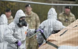 Des militaires vêtus d'équipements protecteurs enlèvent le 14 mars 2018 à Salisbury (Royaume-Uni) un véhicule en liaison avec l'empoisonnement d'un ex-agent double et sa fille