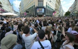 Des fans de la chanteuse américaine Taylor Swift rassemblés à Vienne,  après l'annulation des, trois concerts de la superstar, le 8 août 2024 en Autriche