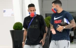 Neymar et Leandro Paredes quittent l'hôtel du PSG, le 20 août 2020 à Lisbonne