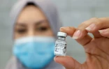 Une soignante montre une dose de vaccin Pfizer dans un centre de vaccination à Herzliya, le 21 décembre 2020