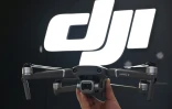 Un employé présente le nouveau drone Mavic Pro 2 dans un magasin DJI à Shanghai, le 22 mai 2019 en Chine