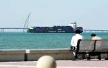 Un porte-conteneur chinois appartenant à Zhonghu Shipping passet devant le port de Shuwaikh au Koweit, le 28 février 2026
