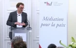 Capture d'une vidéo du 3 avril 2018 montrant à Genève David Harland, directeur exécutif du Centre pour le Dialogue Humanitaire, lisant un communiqué de l'ETA annonçant sa dissolution