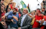 L'ancien président brésilien (2003-2010) Luiz Inacio Lula da Silva Lula arrive parmi ses partisans au palais de justice de Curitiba pour une audition par le juge Sergio Moro, le 10 mai 2017