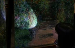 Une version du tableau de Claude Monet "Le jardin de l'artiste à Vétheuil", exposée au Musée Norton Simon de Los Angeles, est analysée à la National Gallery of Art, le 17 mai 2018 à Washington