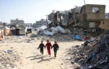 Des enfants palestiniens jouent au milieu des ruines, le 17 février 2025 à Jabalia dans la bande de Gaza 