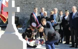 Le président Emmanuel Macron dépose une gerbe de fleurs sur la tombe du général de Gaulle, le 4 octobre 2018 à Colombey-les-Deux-Eglises