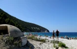 Un bunker en ruine sur une plage de l'île de Sazan, en Albanie, le 30 juillet 2024