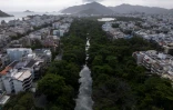 Vue aérienne du canal das Taxas, dans le quartier de Recreio dos Bandeirantes, à l'ouest de Rio de Janeiro, le 22 novembre 2023 au Brésil