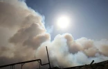 De la Ffumé s'échappe de l'usine de soufre de Michraq incendiée par les jihadistes de l'EI à Mossoul, le 22 octobre 2016 