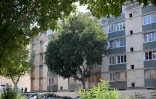 L'immeuble où une jeune femme a été gravement blessée chez elle par des tirs à l'aveugle, dans le 10e arrondissement de Marseille, le 11 septembre 2023