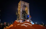 Des manifestants agitent un immense drapeau turc sur la place Taksim, Ă Istanbul, le 16 juillet 2016