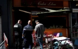 Des policiers et des pompiers inspectent les lieux, le lendemain de l'incendie du bar "Au Cuba libre" à Rouen qui a fait 14 morts, le 6 août 2016