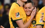 L'attaquante australienne Hayley Raso (d) félicitée après avoir inscrit le deuxième but de son équipe contre le Danemark en huitièmes de finale du Mondial, à Sydney le 7 août 2023