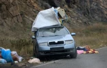 Une voiture abandonnée près du poste-frontière de Latchine, en Azerbaïdjan, le 1er octobre 2023