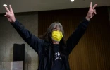Le militant prodémocratie Leung Kwok-hung, alias "Long Hair" fait un salut avant d'entrer au tribunal de West Kowloon, le 16 février 2021 à Hong Kong