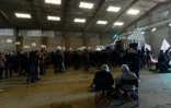 Des participants à une fête sauvage du Nouvel an dans un hangar désaffecté à Lieuron (environ 40 km au sud de Rennes), le 1er janvier 2021