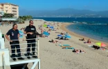 Des policiers surveillent une plage à Ajaccio (Corse) le 1er août 2016