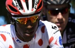 L'Erythréen Daniel Teklehaimanot avec le maillot à pois du meilleur grimpeur sur le Tour de France le 10 juillet 2015 lors de l'étape entre Livarot et Fougères