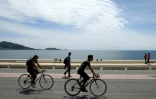 Des promeneurs à pied ou à vélo sur la route de la Corniche à Marseille le 23 mai 2021