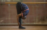 Un adulte apprend la danse classique dans un studio de danse le 31 mai 2016 à Soweto