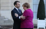 Le président français Emmanuel Macron (G) accueille la chancelière allemande Angela Merkel à l'Elysee à Paris le 19 janvier 2018