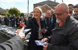 Marine Le Pen sur le marché du Rouvroy près d'Hénin-Beaumont (Hauts-de-France), le 24 avril 2017 