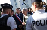 La Première ministre Elisabeth Borne (c), avec à ses côtés le maire de Lisieux Sébastien Leclerc (2e à g), parle à des policiers durant une visite dans cette ville du Calvados, le 6 juillet 2023