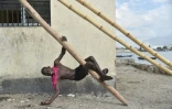 Un jeune garçon joue près du quai de Cité Soleil, une des plus pauvres de Haïti, située sur la baie de Port-au-Prince, le 14 mars 2018