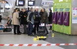 La police examine le  site où Alexandre Dhaussy a attaqué au cutter un soldat français patrouillant dans le métro à La Défense, près de Paris le 25 mai 2013