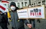 Un manifestant brandit une pancarte anti-Poutine à Berlin le 30 janvier 2022