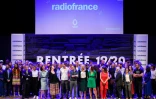 Les animateurs de Radio France posent pour une photo de famille lors d'une conférence de presse à Paris, le 27 août 2019, afin de présenter les programmes de la saison à venir