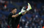 Le gardien argentin d'Aston Villa Emiliano Martinez pendant l'échauffement avant le quart de finale aller de C1 contre le Paris Saint-Germain, au Parc des Princes, le 9 avril 2025